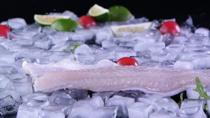 鱼肉落在冰块上干冰起雾升格特写