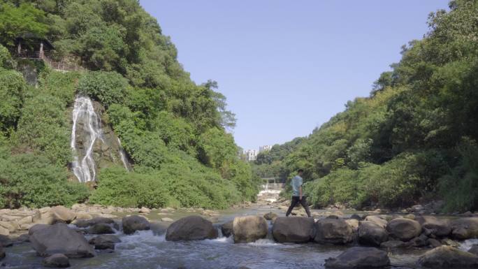 探险的单身汉徒步旅行过河