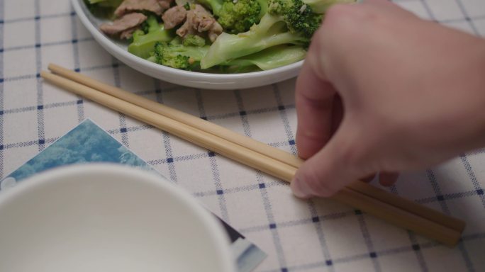原创准备吃饭放筷子