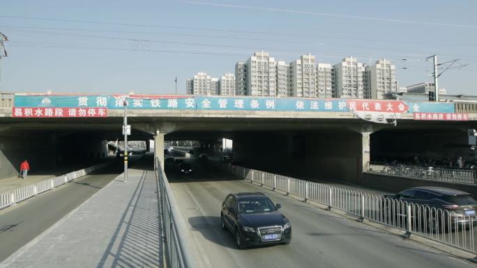 北京回龙观育知东路铁路桥车流