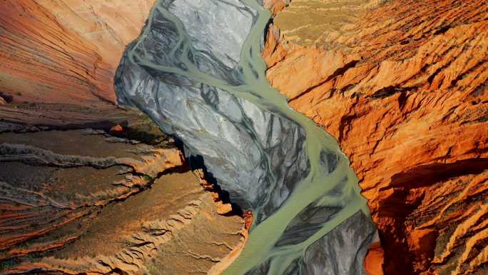 新疆峡谷河流