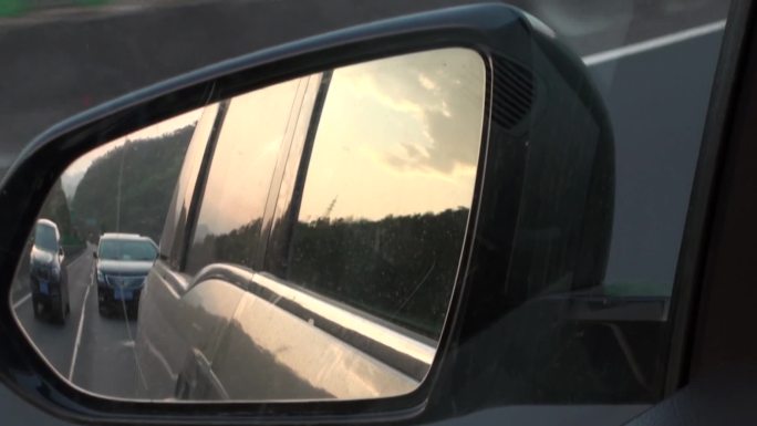 汽车后视镜里的风景驾驶第一视角