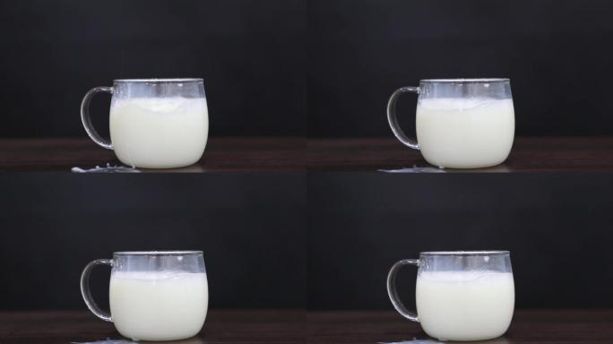 方糖掉进装满牛奶的玻璃杯