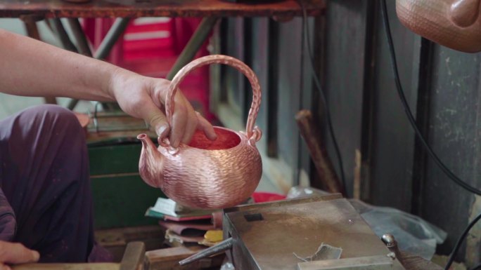 手工艺人铜壶制作