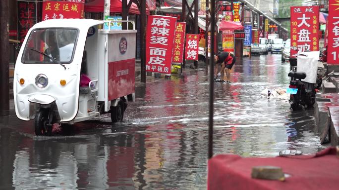 下雨天水灾快递员送快递