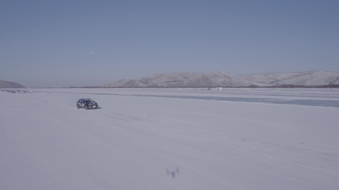 suv车在呼伦贝尔的冰雪路面上绕桩行驶