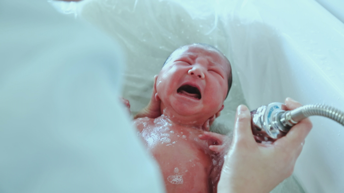 新生儿洗澡按摩护理