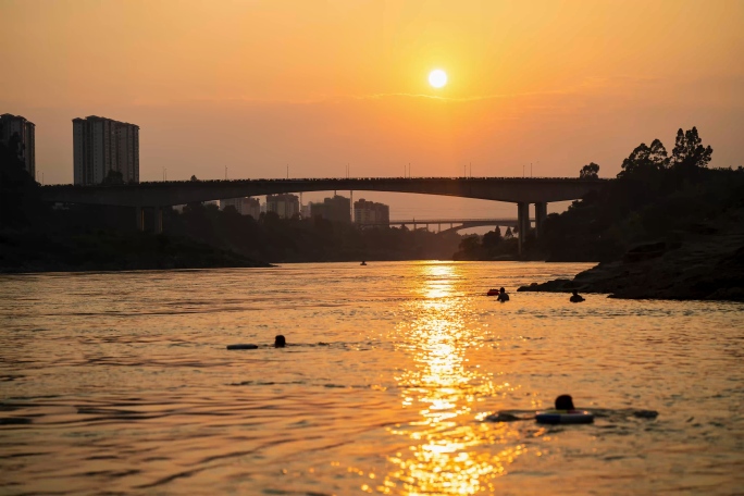 大桥红水河桥下日落夕阳西下黄昏