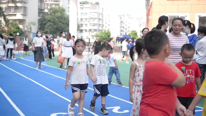 幼儿园开学神兽回笼升旗幼儿吃饭