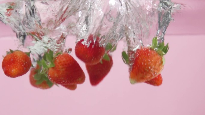 草莓特写水果慢动作水水果超美画面