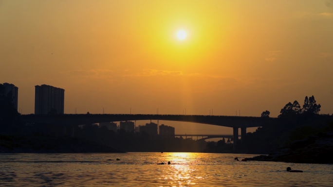 红水河河面小船夕阳西下实拍视频