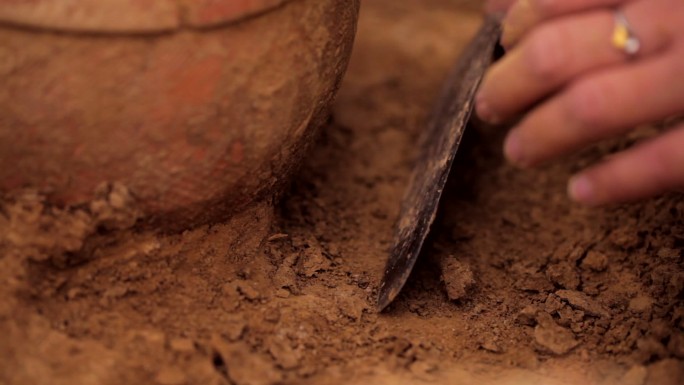 考古人员考古现场挖掘文物B001