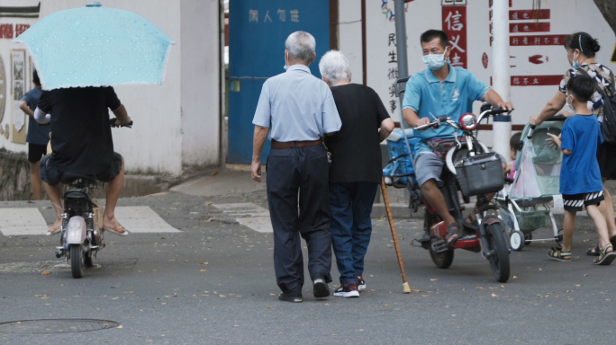 高帧率 老人互相搀扶过马路