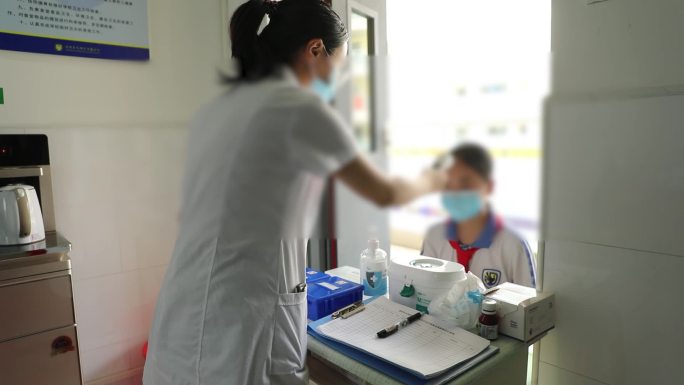 学生医务室测体温体温筛查