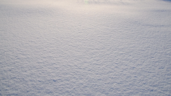 没有脚印的雪地