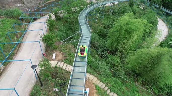 高空玻璃滑道漂流视频素材