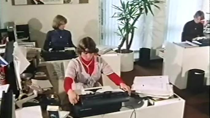 80年代办公室上班打字机