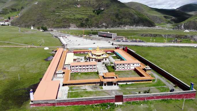 航拍4K塔公草原寺庙