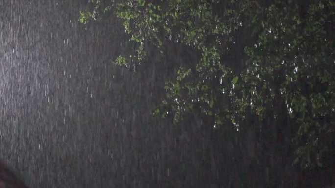 夜雨下大雨雨滴滴落雨水水灾恶劣天气