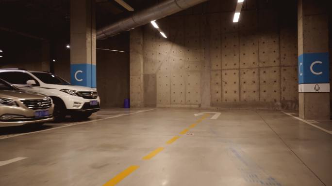 4K地下停车场移动运动空镜