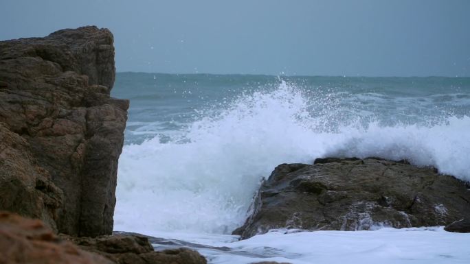 【超长高速摄影】海浪拍打岩石