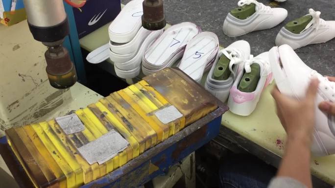 制造鞋子工厂生产鞋子