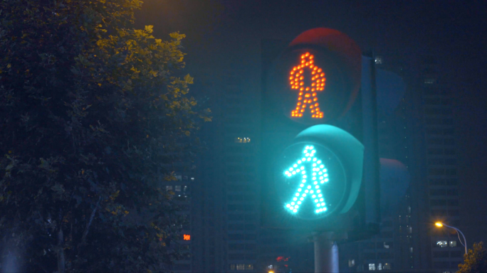 4K夜晚人行道红绿灯-红绿灯-红灯变绿灯