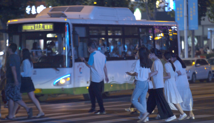 4K夜晚城市人流车流车水马龙城市夜景