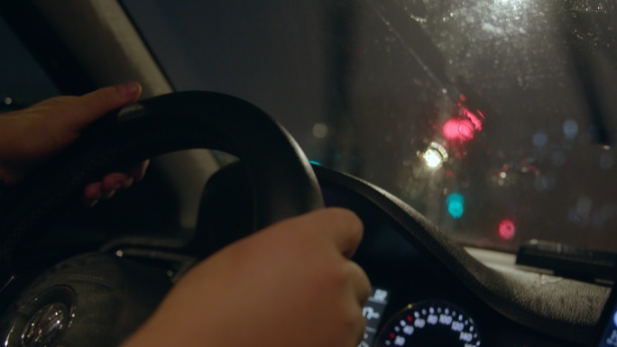 雨天城市夜晚开车