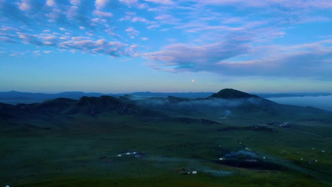 草原日出穿越云层4K航拍