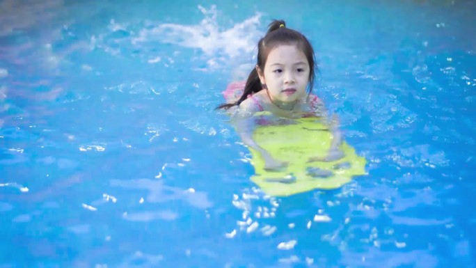 儿童游泳潜水