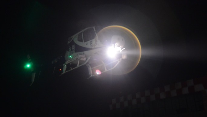 警用直升机夜间低空巡航