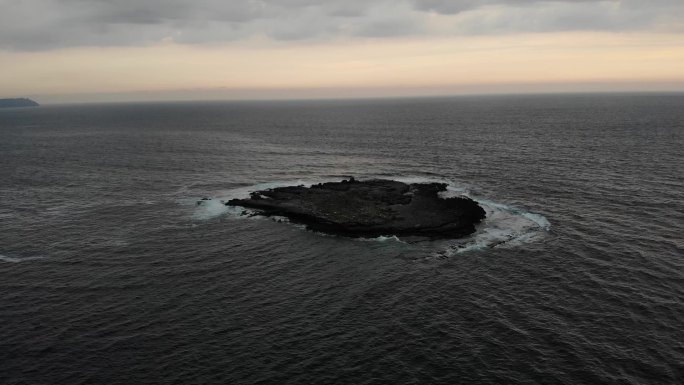 无人机飞行器航拍海中岛屿