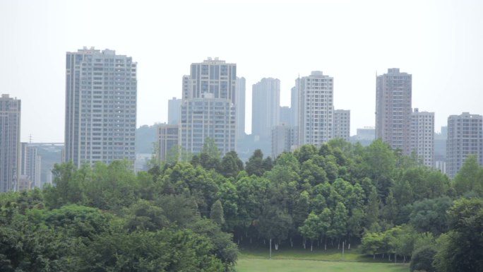 被高楼大厦包围的重庆中央公园