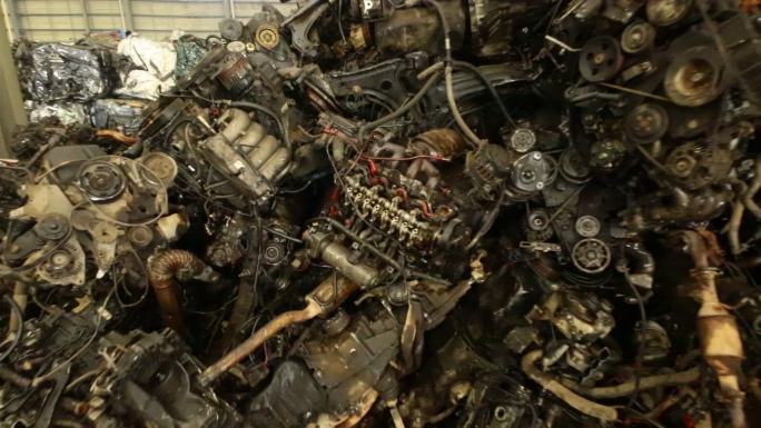 摇臂拍摄成堆的废旧汽车发动机