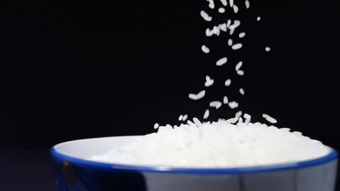 大米掉落碗中