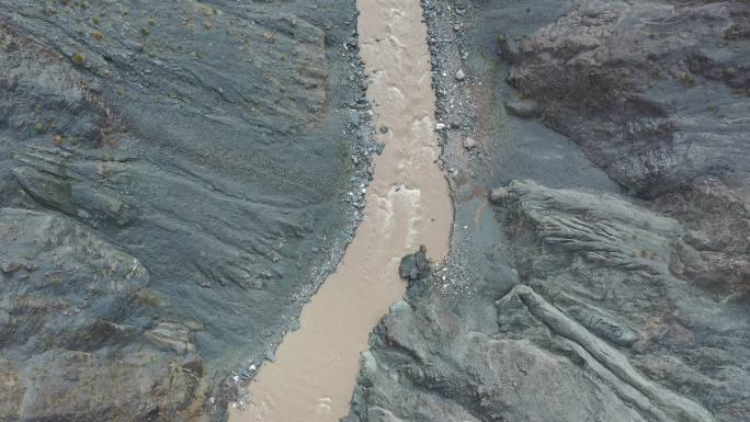 大山中的水电站