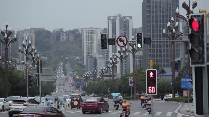 重庆城市同茂大道的红绿灯与摩托车