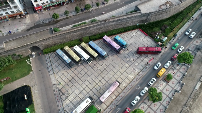 与爱同行惠游湖北停车场旅游大巴车