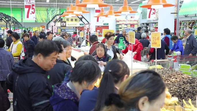 超市抢购挑选副食品和水果