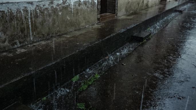 农村老家农家小院下雨水沟水花