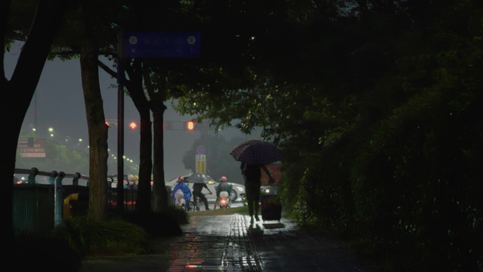 雨夜躲雨行人车辆红绿灯