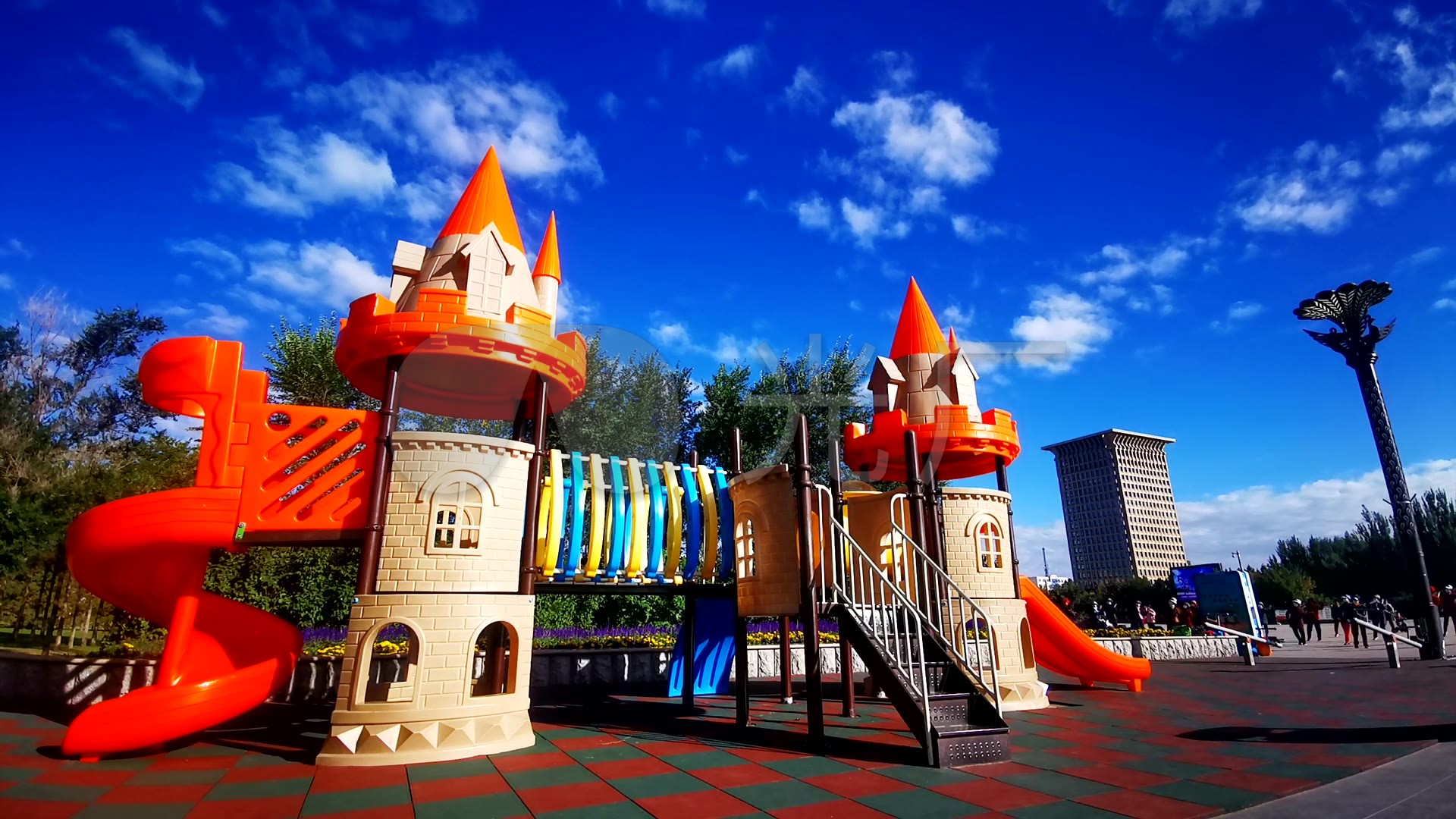 广场儿童公共娱乐设施蓝天白云延时摄影