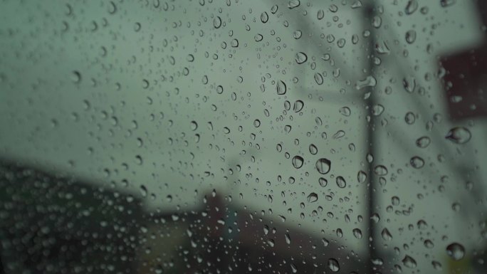 车窗玻璃雨滴25p50%慢动作