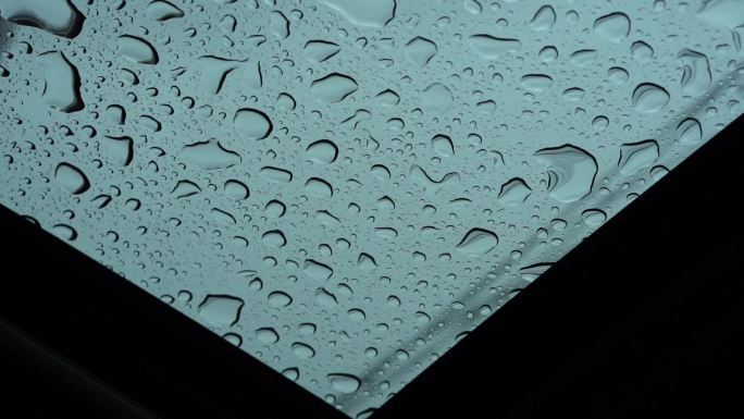 车窗玻璃雨滴25p50%慢动作2