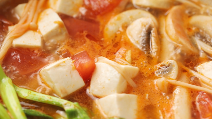 健康美味的养生菜品番茄豆腐菌菇汤