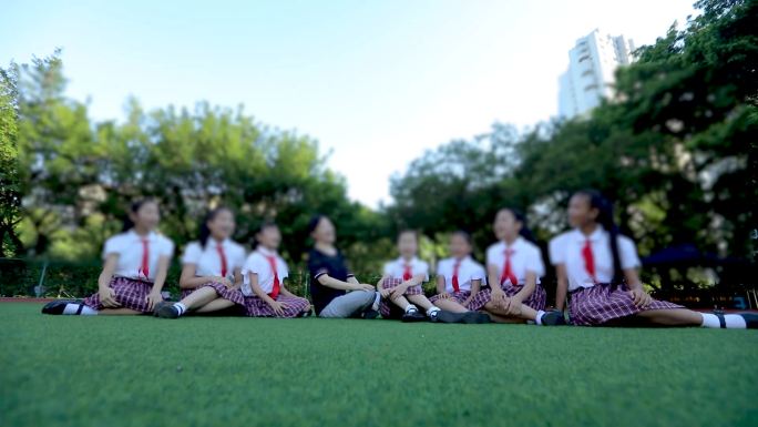 老师和学生互动唱歌