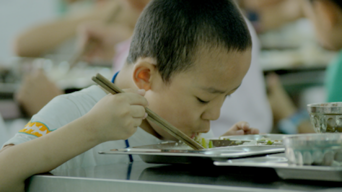 学校学生食堂小学生就餐食堂打饭排队用餐