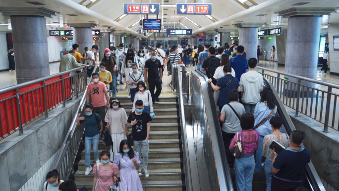 【4K】实拍北京地铁戴口罩看手机的上班族