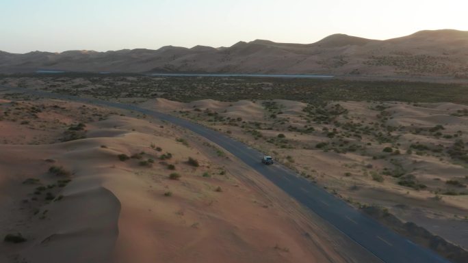 沙漠公路车辆4K
